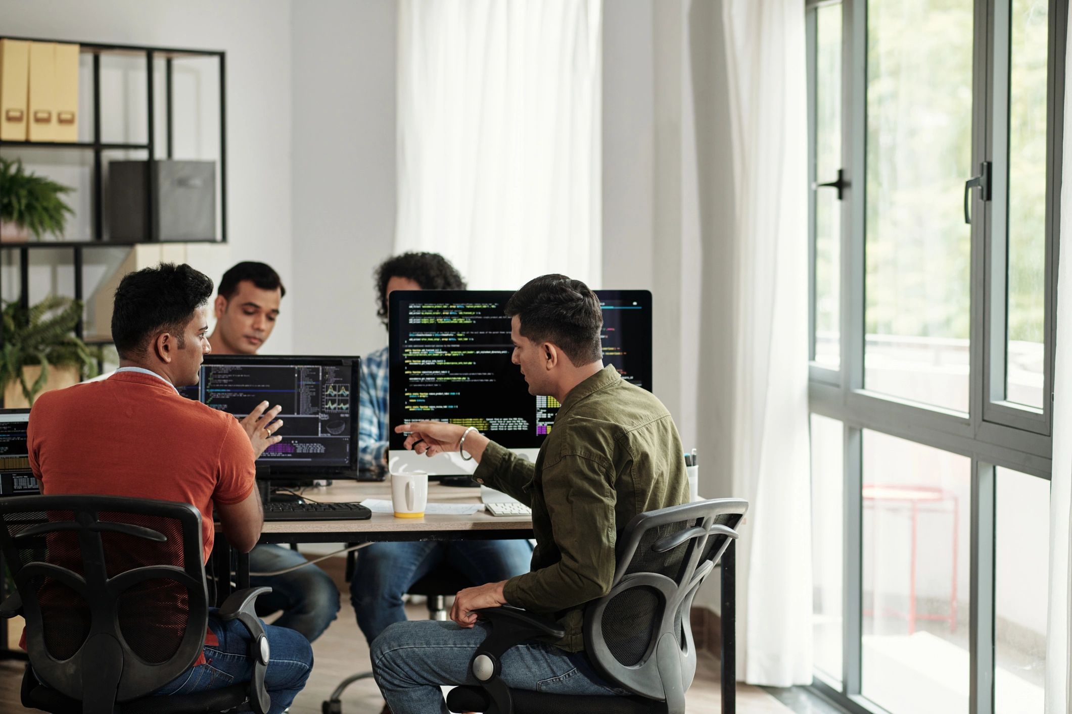 Profesionales de tecnología planificando soluciones digitales