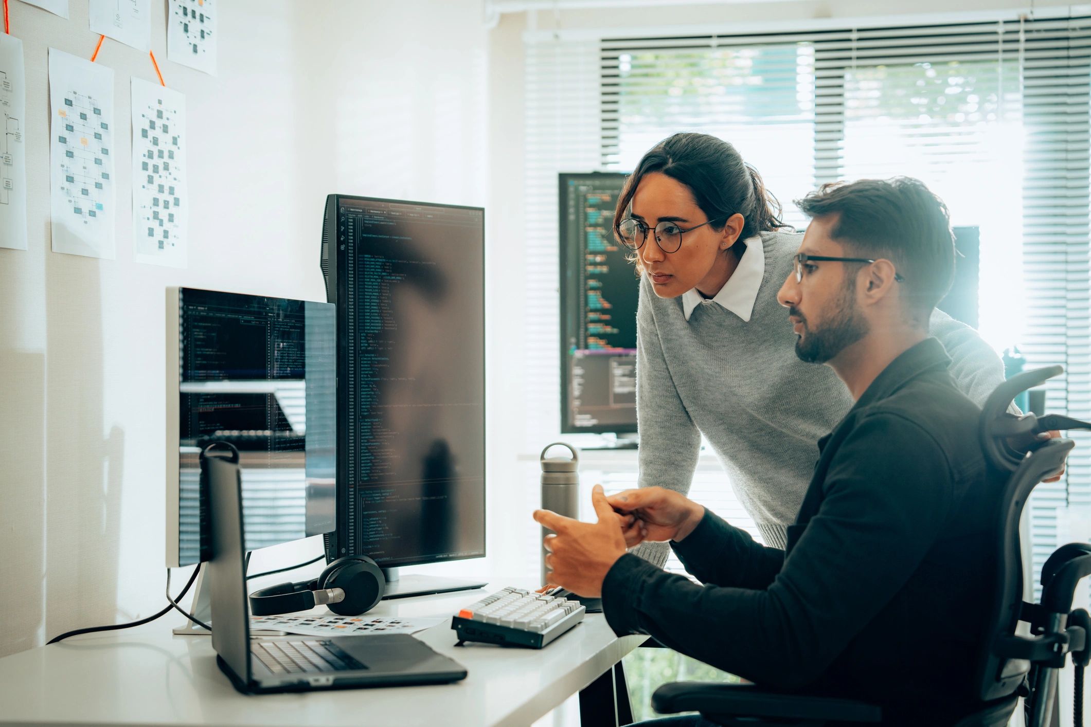 Profesionales trabajando con herramientas de automatización y datos