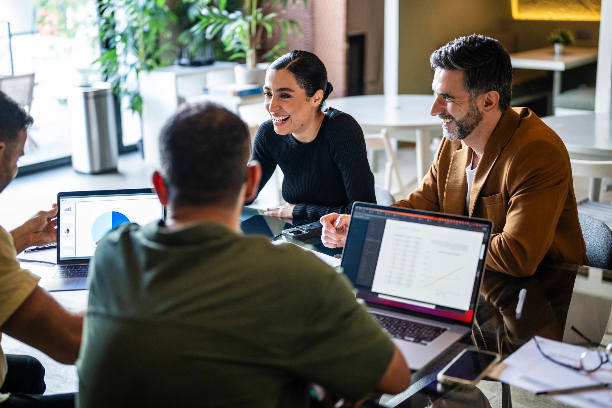 Equipo de negocios colaborando en una sesión de estrategia