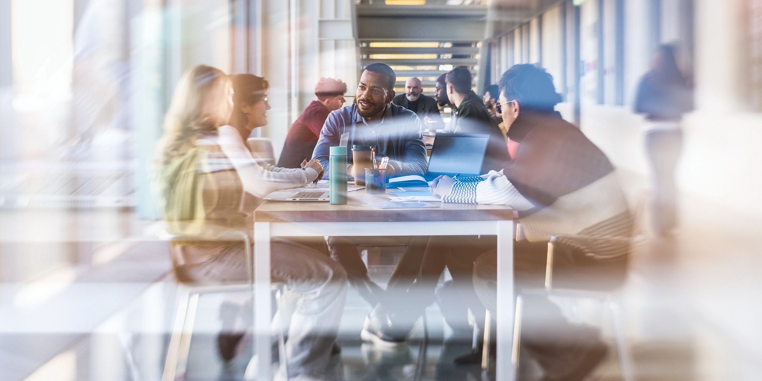 Equipo analizando una estrategia de transformación digital